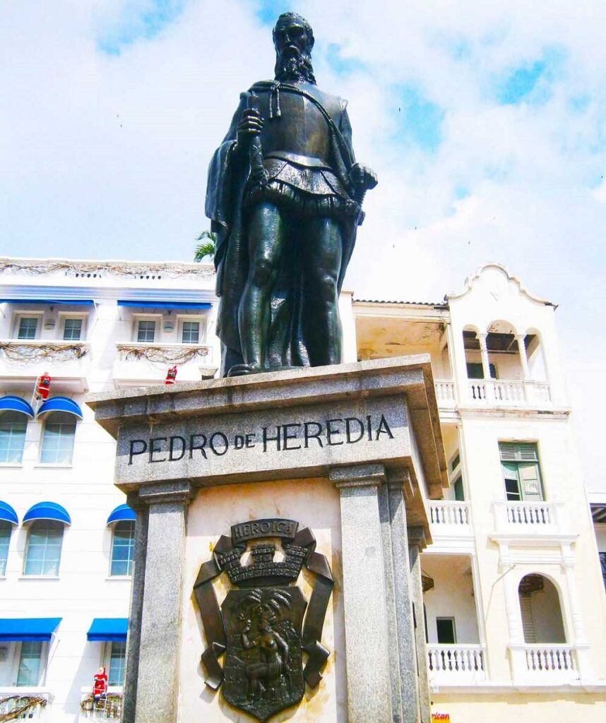 Monumento de Don Pedro de Heredia en Plaza de los Coches de Cartagena