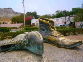 Monumento a los zapatos viejos de Cartagena