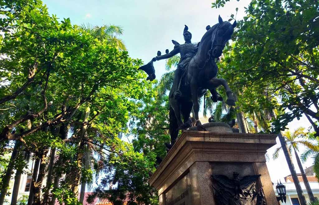 Monumento a Simón Bolívar en Plaza de Bolívar de Cartagena