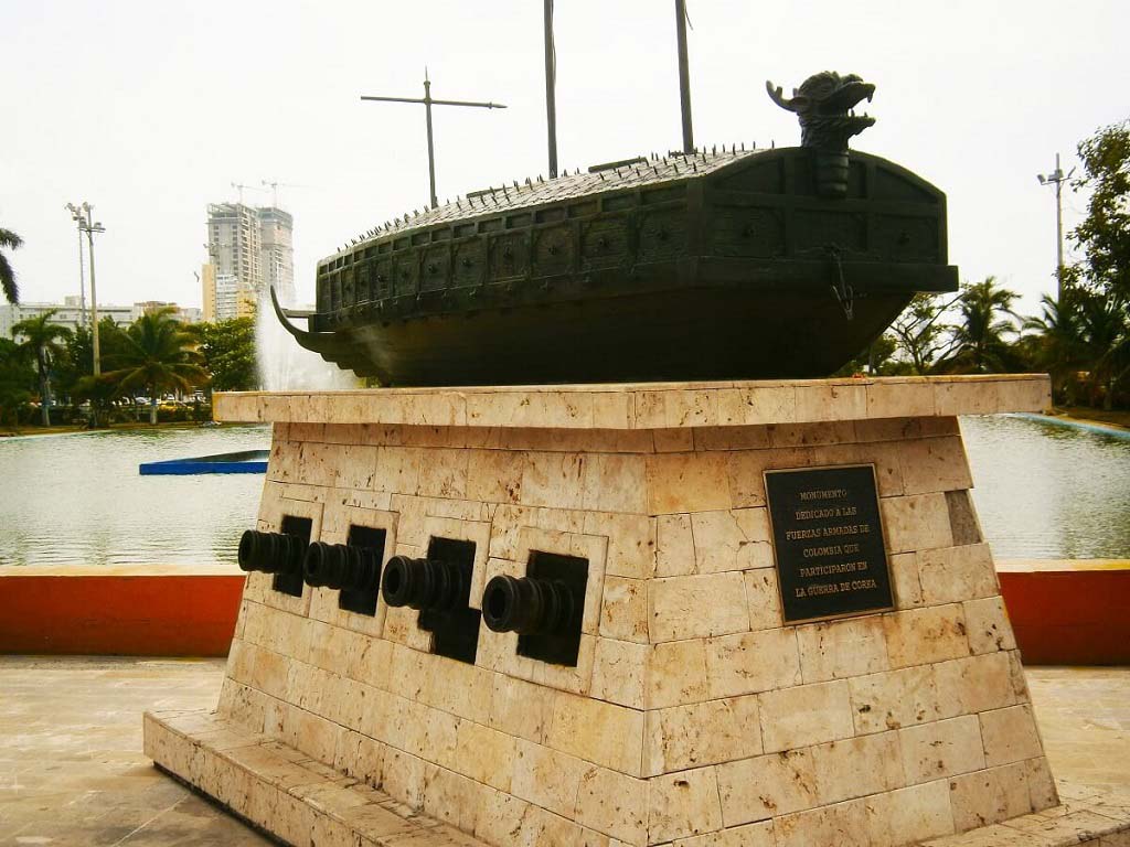 Monumento del Buque Tortuga escultura en Parque de la Marina de Cartagena