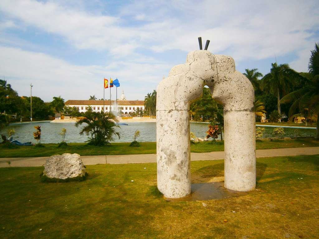 Escultura la puerta de Fernando Pinto en Parque de la Marina.