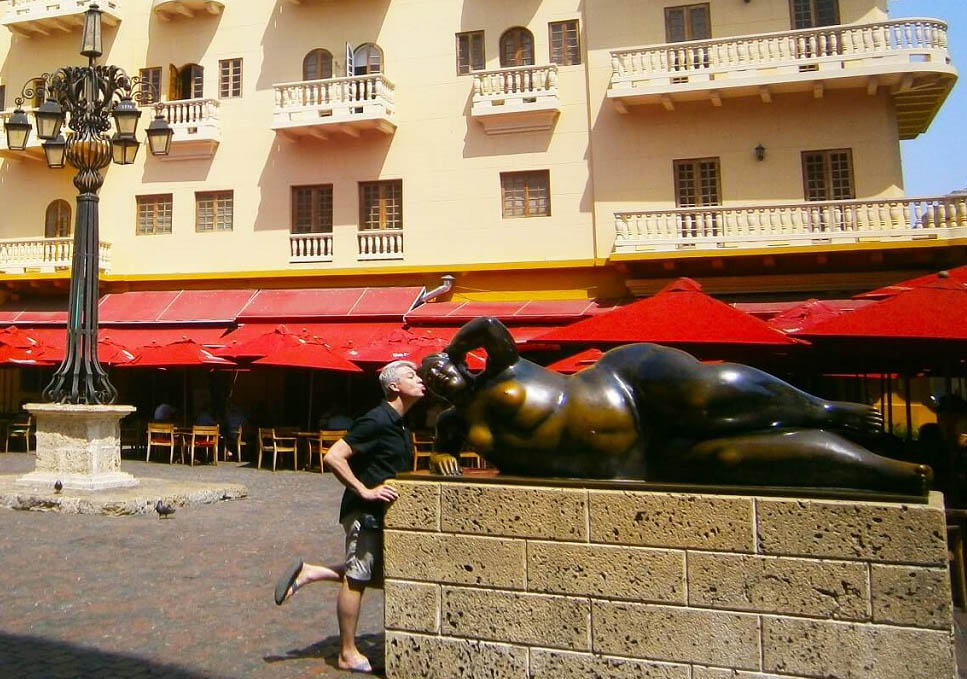 Escultura de la Gorda Gertrudis en la plaza de Santo Domingo, colombia
