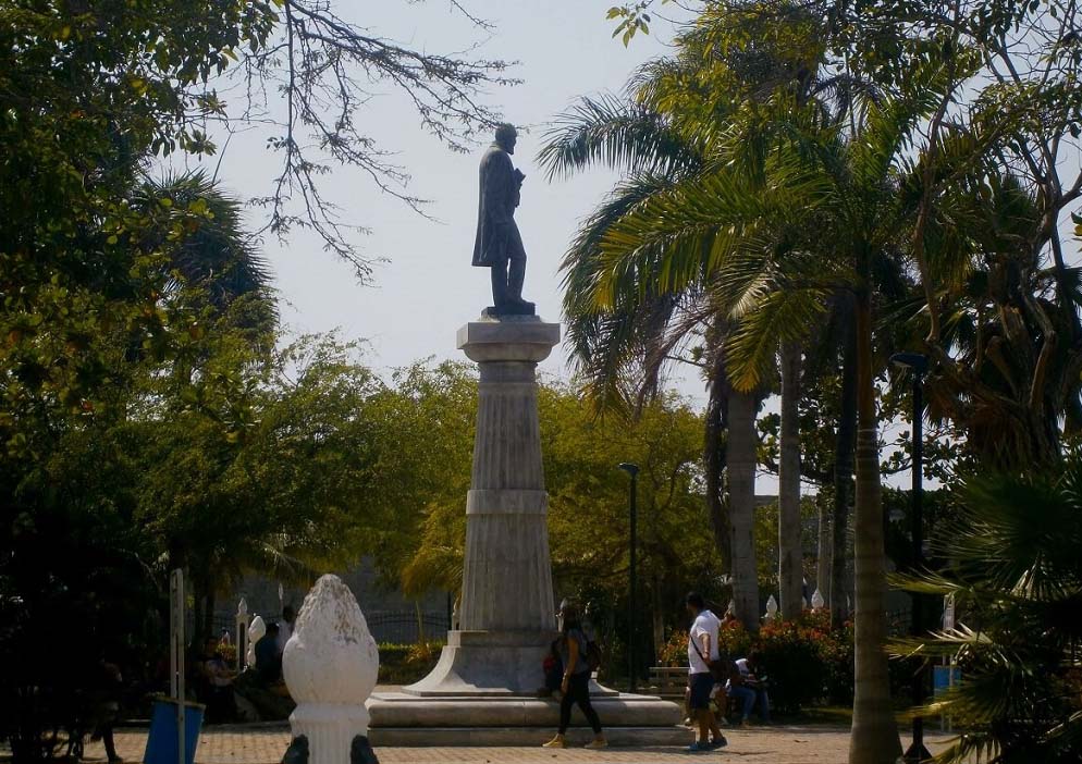 Monumento a Rafael Núñez en Parqué Apolo.