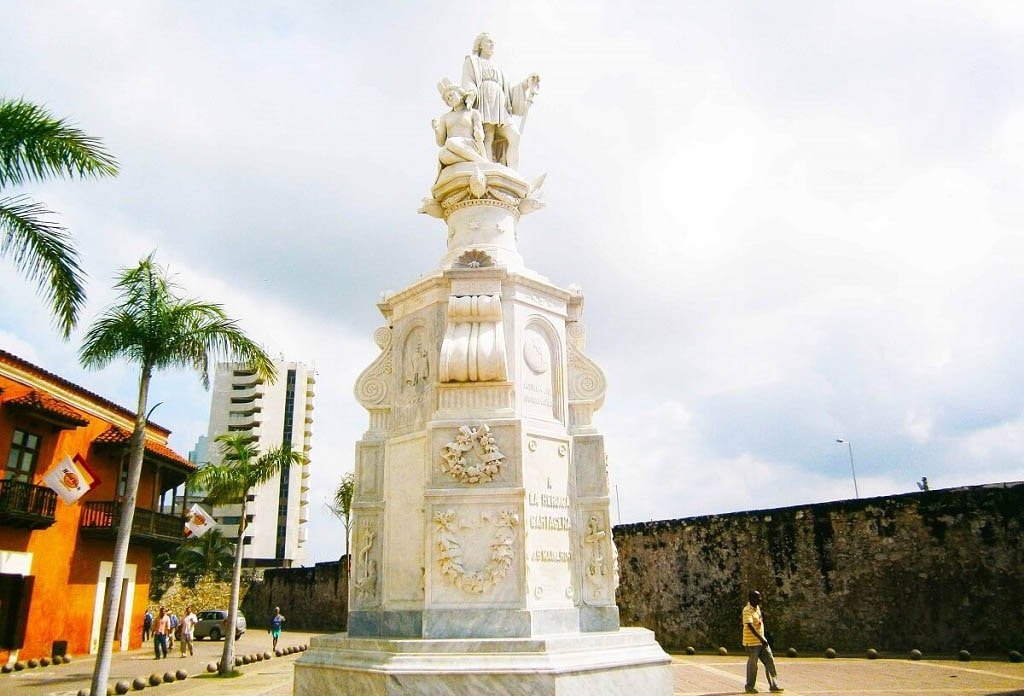 Monumento a Cristóbal colon en plaza de la aduana