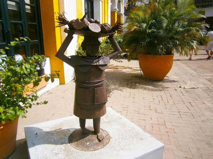 la palenquera escultura de Edgardo Carmona, en plaza de armas
