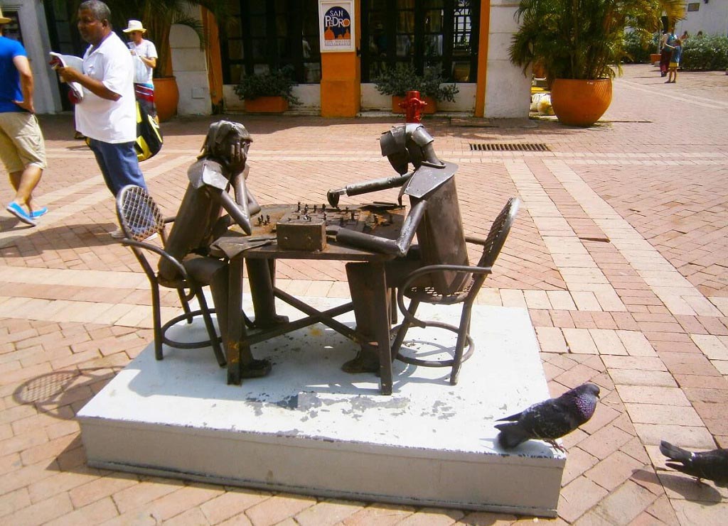 Escultura de los jugadores de ajedrez en plaza de San Pedro