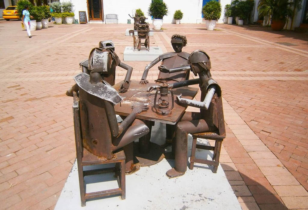 Escultura de los jugadores de domino en Plaza de San Pedro