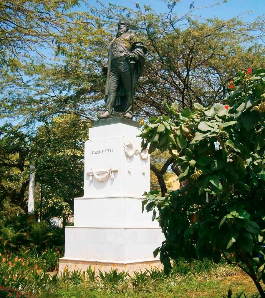 Escultura a Joaquin F. Velez en Parque, Cartagena