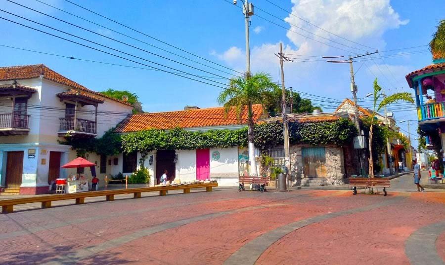 Plaza de la trinidad en cartagena, colombia