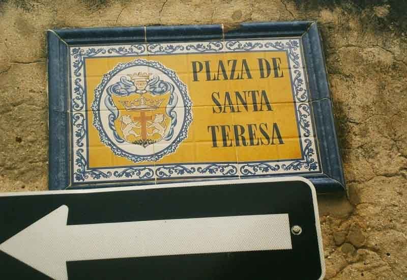 Placa con nombre de la Plaza de Santa Teresa de Cartagena