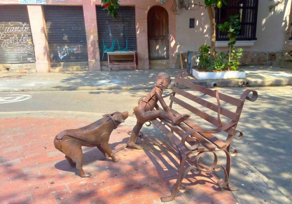 escultura de edgardo carmona en plaza del pozo