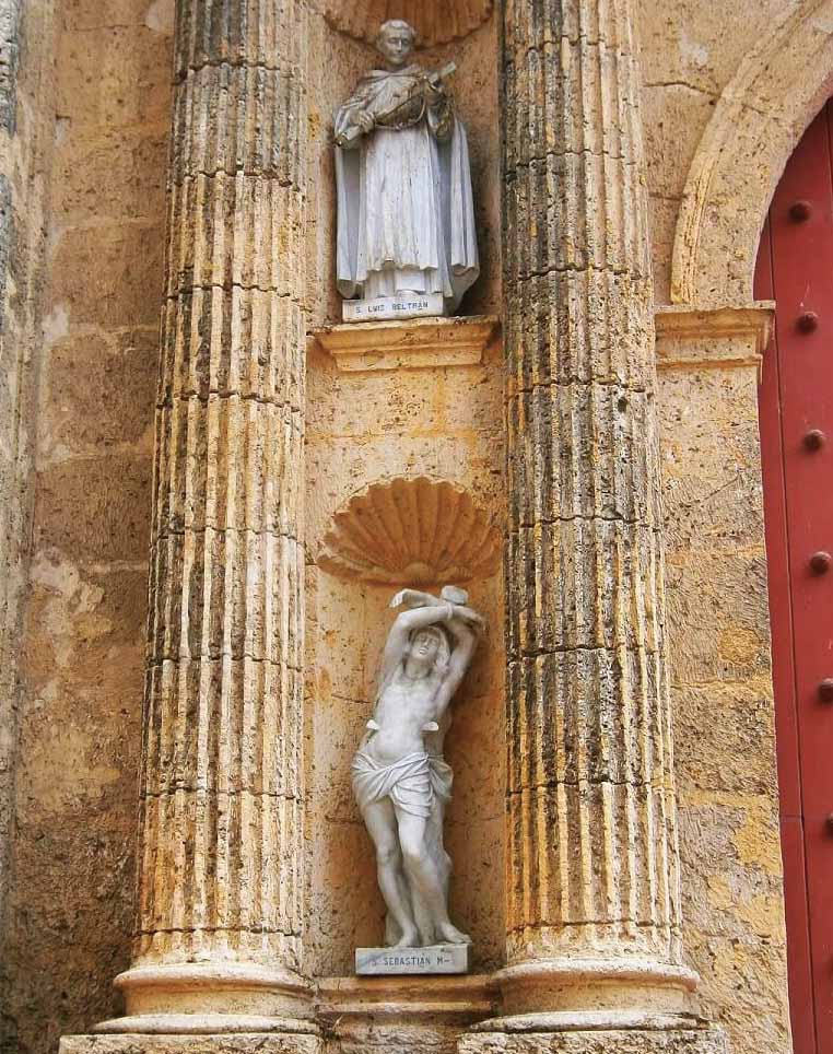 Catedral de Cartagena, esculturas en mármol de santos de piedra