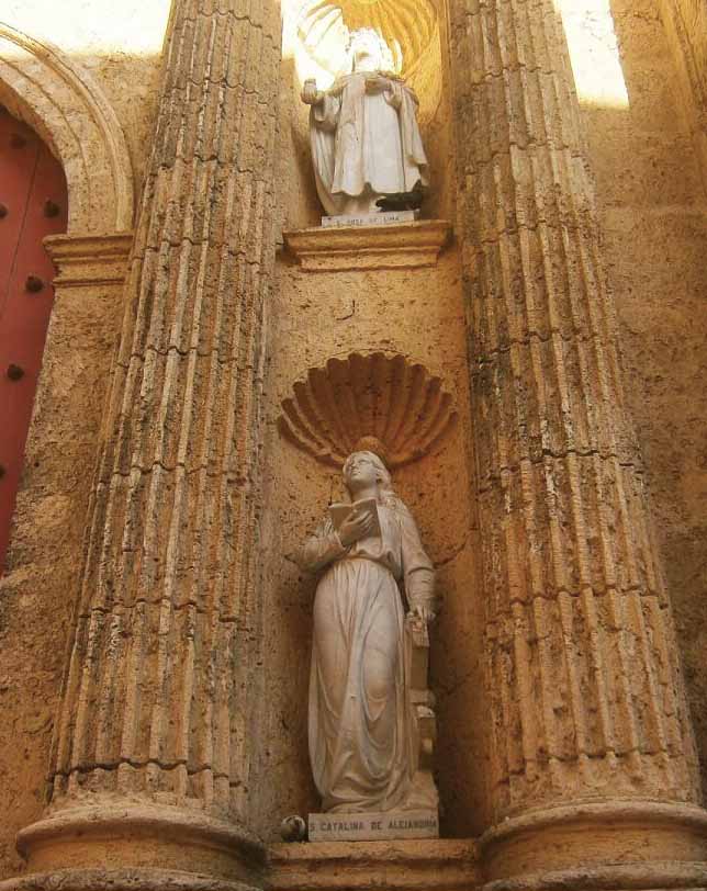 Esculturas en mármol de puerta de la catedral