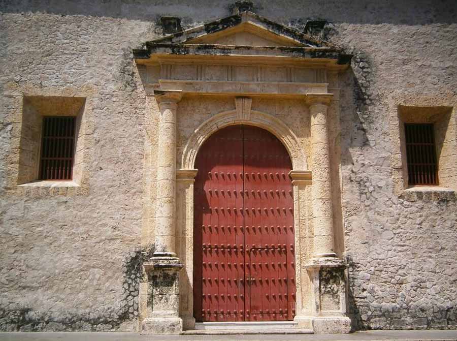 puerta lateral de la catedral santa catalina de alejandria