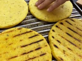 Arepas santandereanas o arepas amarillas o arepas de maiz pelao