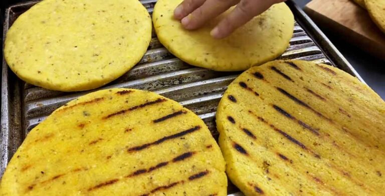 Arepas santandereanas o arepas amarillas o arepas de maiz pelao