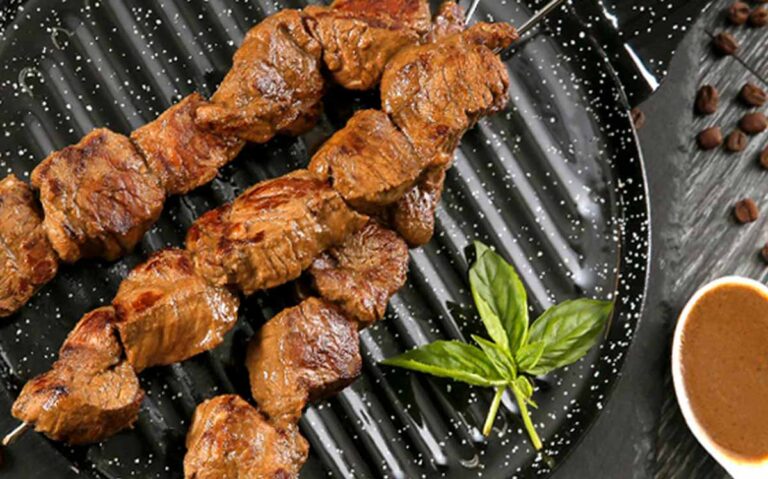 Pinchos de Carne con cafe