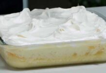 Torta de mojicón cubierta con crema