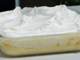 Torta de mojicón cubierta con crema