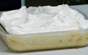 Torta de mojicón cubierta con crema