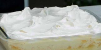 Torta de mojicón cubierta con crema