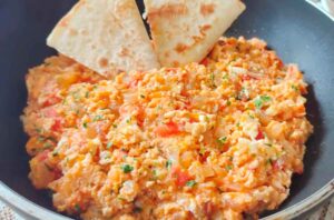 Huevos Pericos receta colombiana.