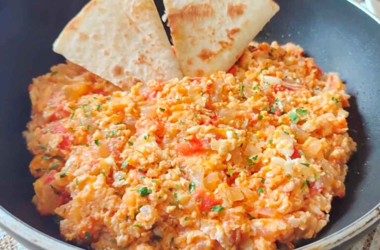 Huevos Pericos receta colombiana.