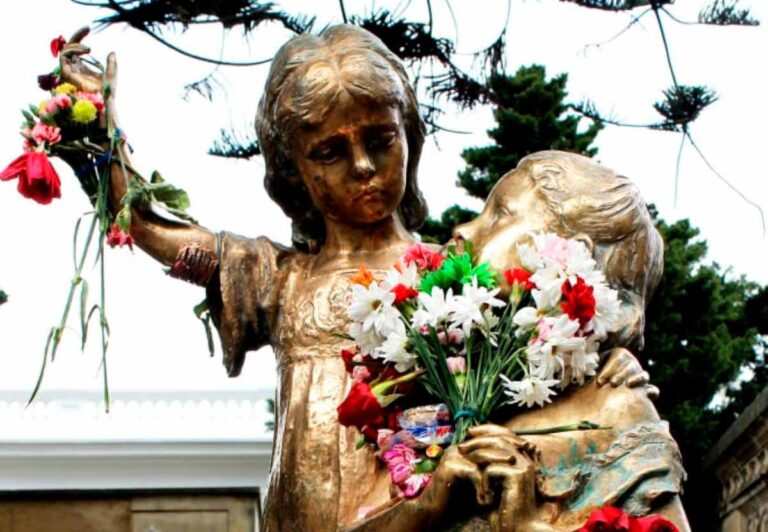 Escultura de Las hermanas Bodmer.