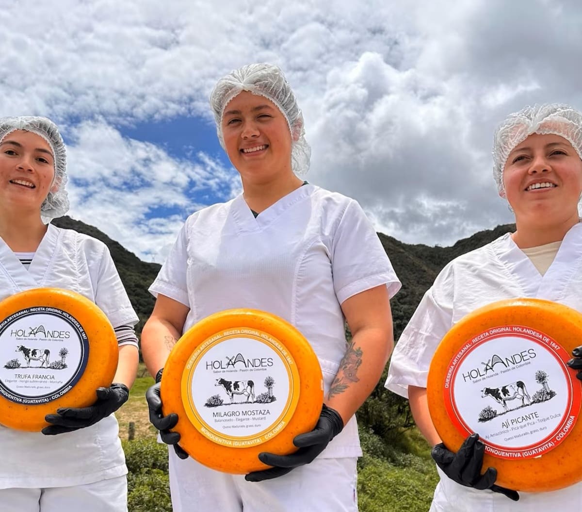 Jovenes Campesinan laboran en la empresa HolaAndes de Queso en Montequiva