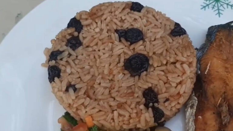 rice with coconut and raisins Colombian recipe (arroz con coco y uvas pasas)