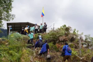 Firmantes de paz transforman antiguas rutas del conflicto en rutas ecoturísticas en Viotá, Cundinamarca