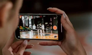 El móvil se convierte en la pantalla principal de los aficionados al deporte